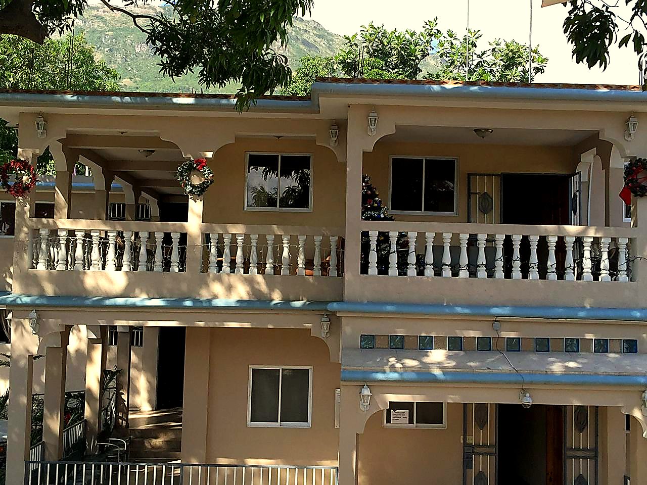 Hospital Sarepta exterior with mountain backdrop